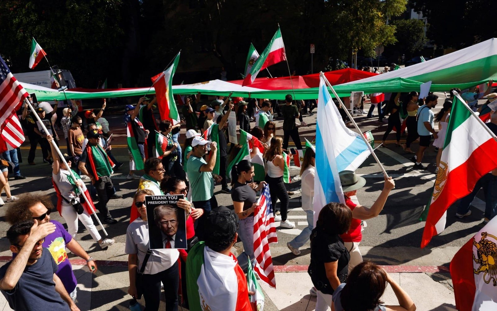 Morte de Khamenei provoca onda de protestos e manifestações pelo mundo