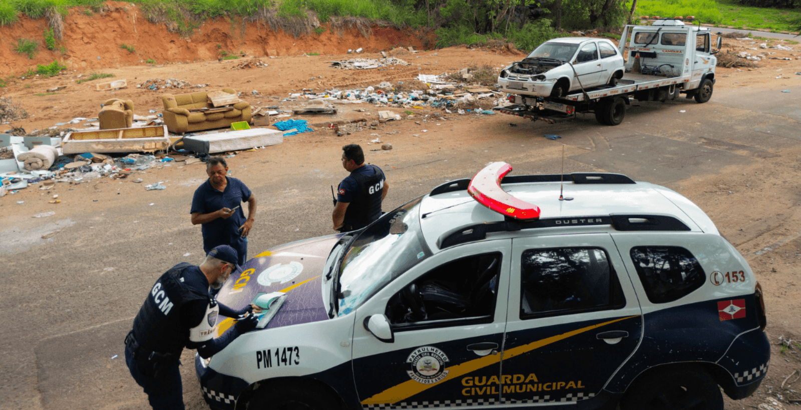 Carro é abandonado em área verde na avenida das Oliveiras em Rio Preto