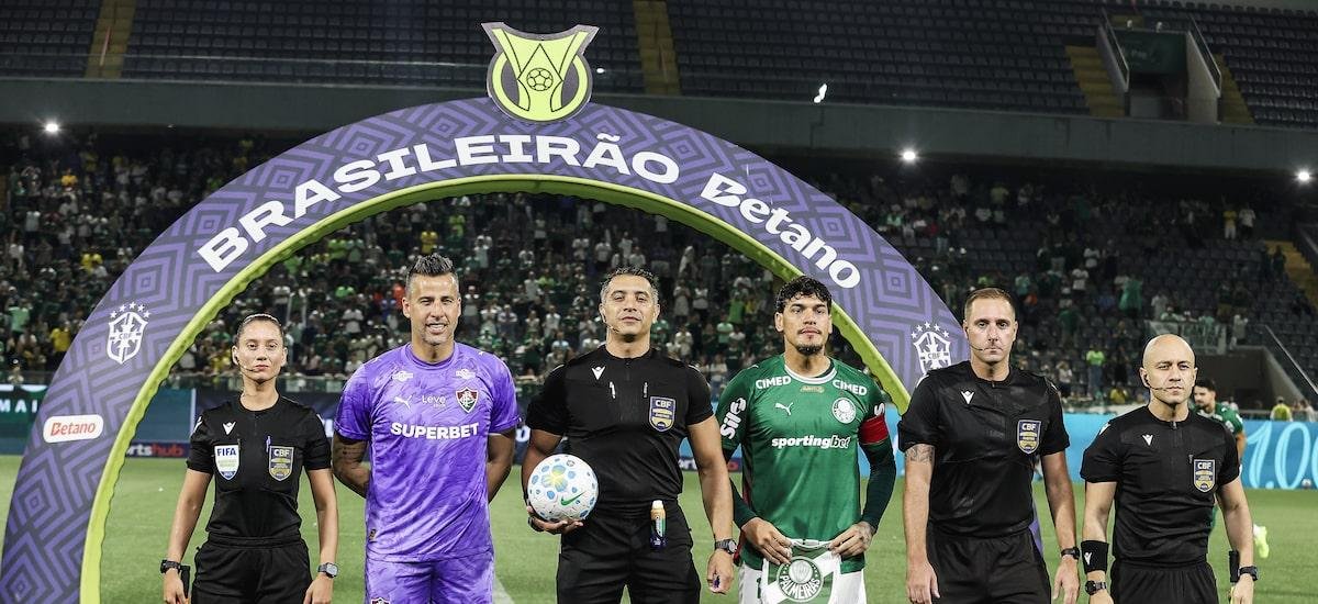 Árbitros não percebem e permitem que Palmeiras saia com a bola nos dois tempos contra o Fluminense