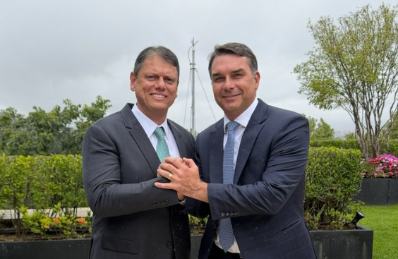 Flávio Bolsonaro posa com Tarcísio e 'sela' união após atritos na pré-campanha