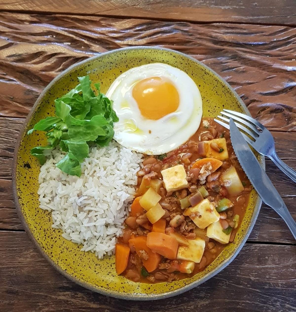 Feijão com carne moída e legumes em apenas 30 minutos