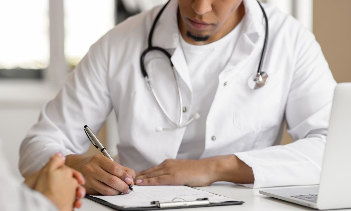 Justiça mantém demissão por justa causa de médico que acumulava empregos