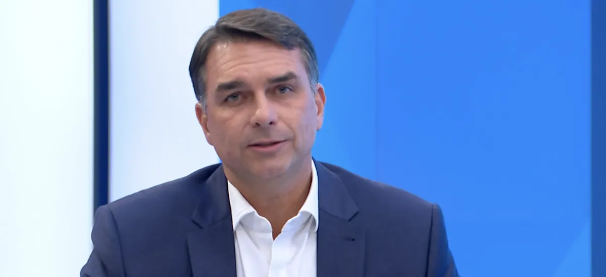 Cidades do Brasil tem panelaço durante sabatina de Flávio Bolsonaro