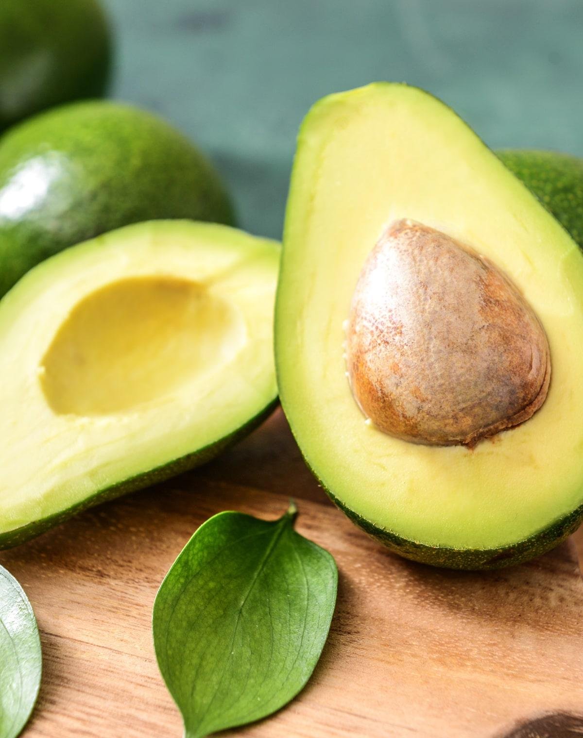 5 benefícios do abacate e o melhor jeito de consumir