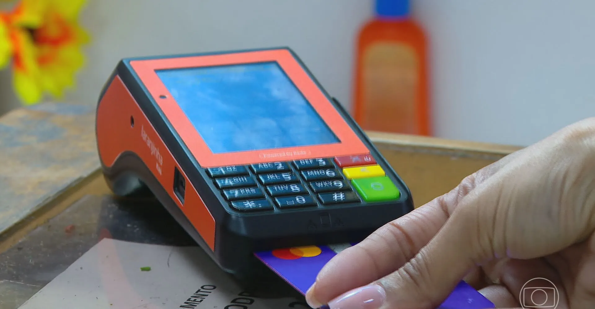 Vilão do endividamento, cartão de crédito rotativo cresceu no pós‑pandemia; empréstimos beiraram R$ 400 bilhões em 2025