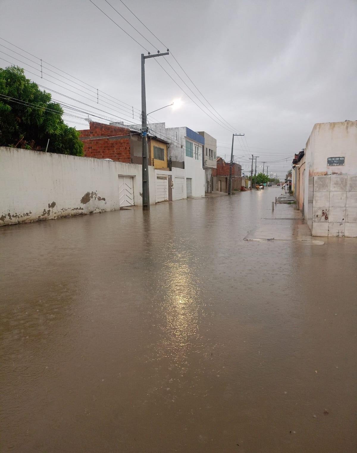 Chuva forte provoca alagamentos em Petrolina e Dormentes | G1