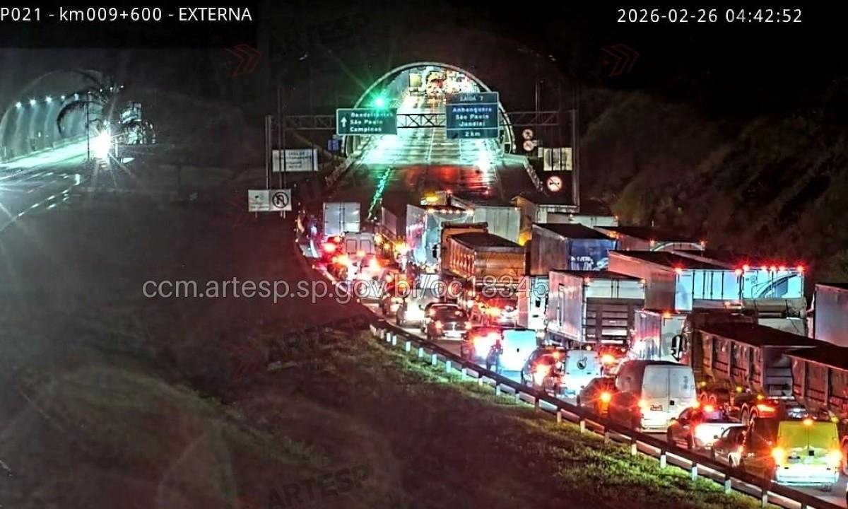 Trecho do Rodoanel é bloqueado após derramamento de carga de trigo