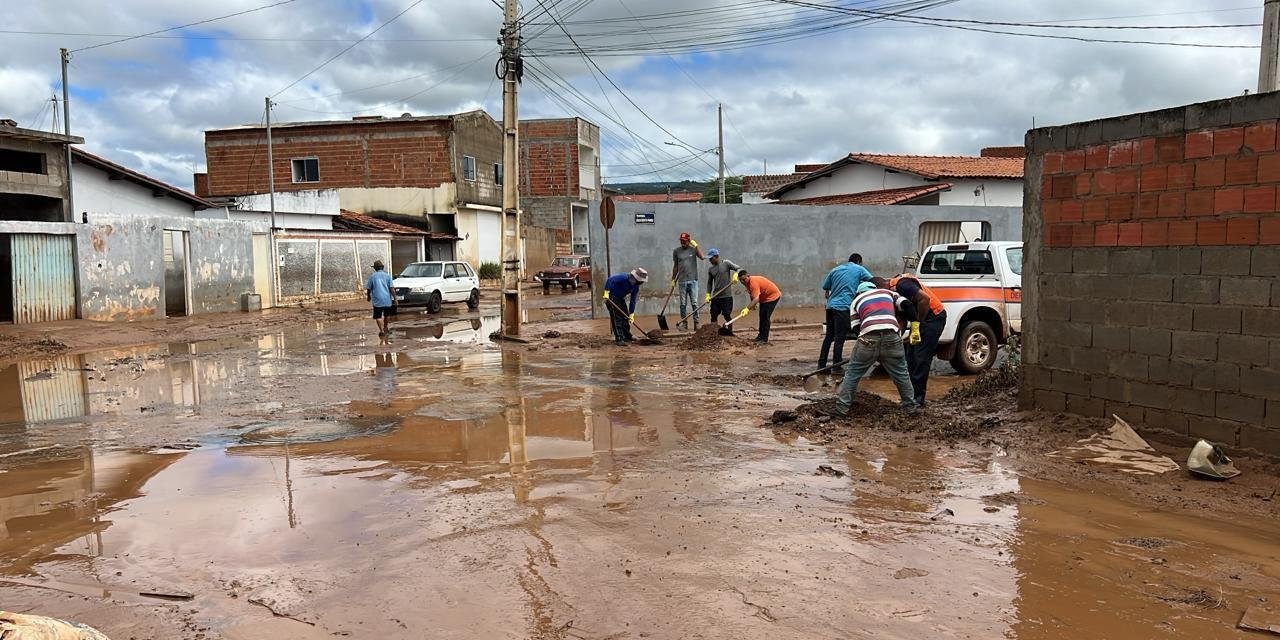 Enchente em Espinosa: trabalho de limpeza é intensificado | G1
