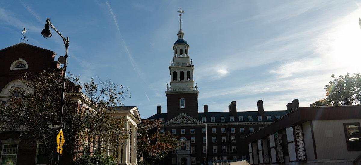 Trump chama Harvard de antissemita, NYT de decadente e quer US$ 1 bi da universidade em indenização