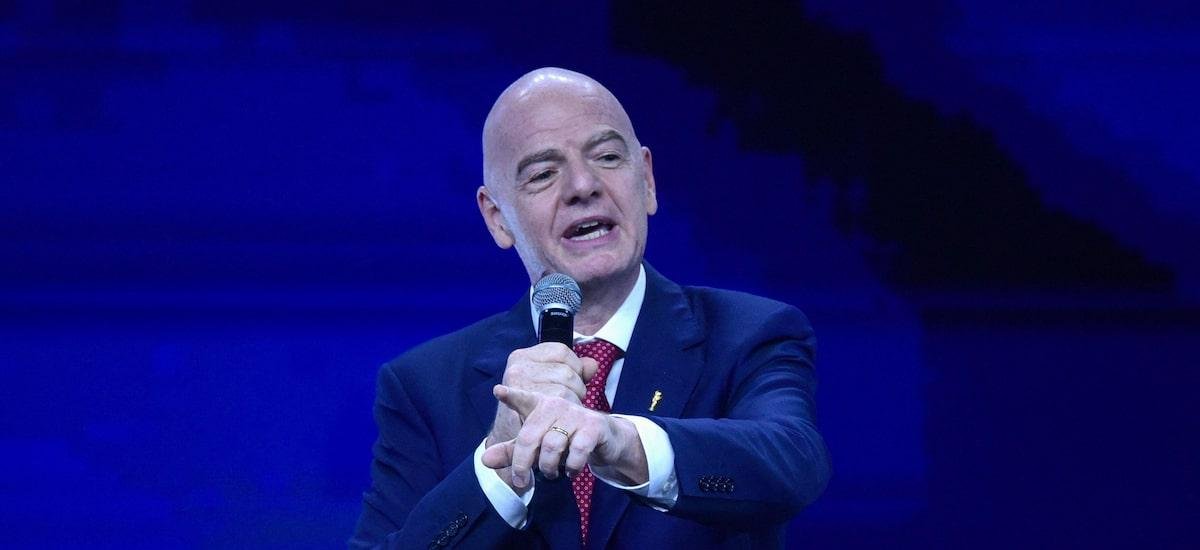 Presidente da Fifa sinaliza reintegrar Rússia e diz que Trump mereceu prêmio da paz