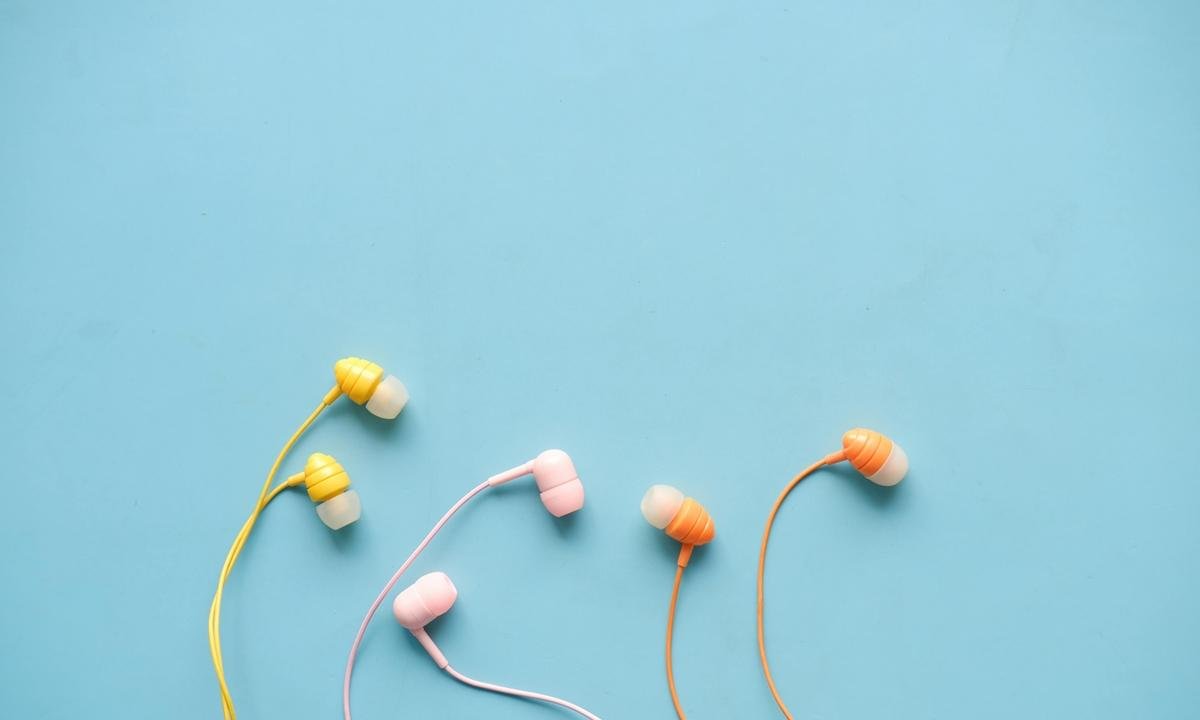 Otorrino explica por que devemos limpar fones de ouvido com frequência