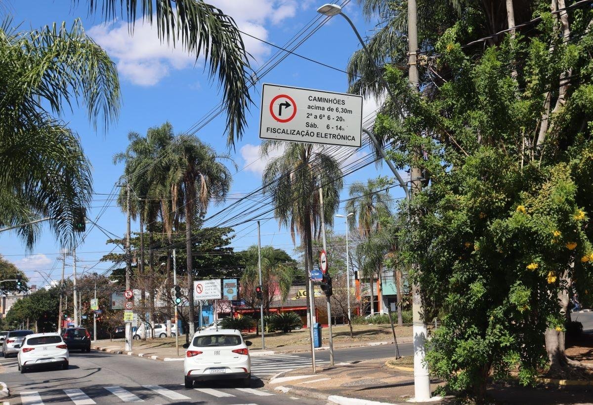 Campinas aplica uma multa por dia a caminhões em áreas restritas | G1