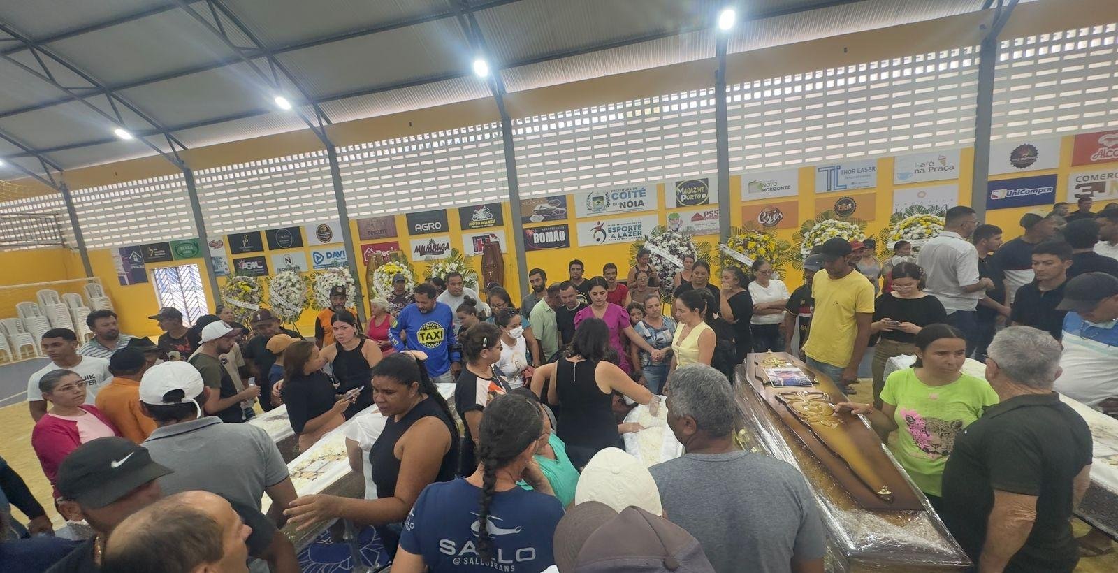 Corpos de vítimas mortas em acidente de ônibus são velados em ginásio | G1