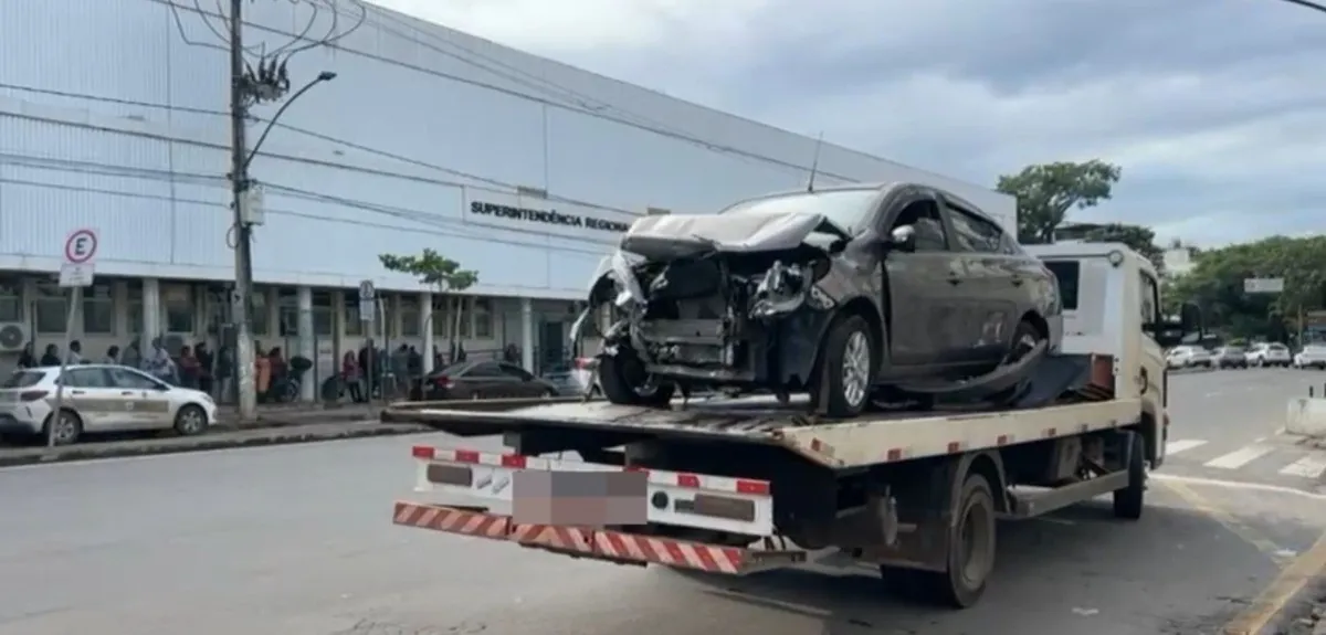 Carro bate em parede de lanchonete em Juiz de Fora | G1