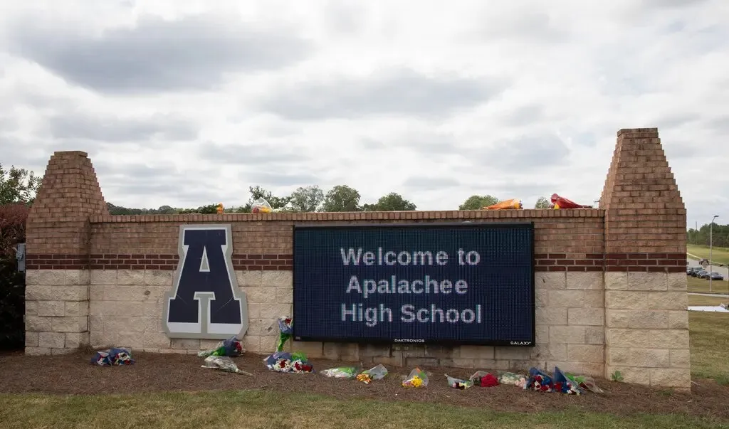 Em caso raro, pai é condenado por homicídio após dar ao filho arma usada para massacre em escola nos EUA