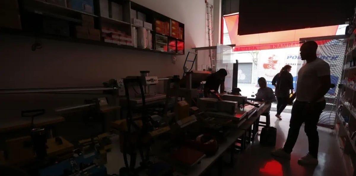 Bairros do centro de SP seguem sem luz; Enel espalha geradores