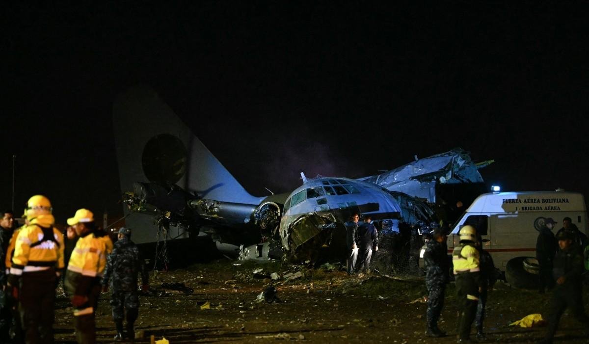 Queda de avião militar que transportava dinheiro deixa ao menos 20 mortos na Bolívia