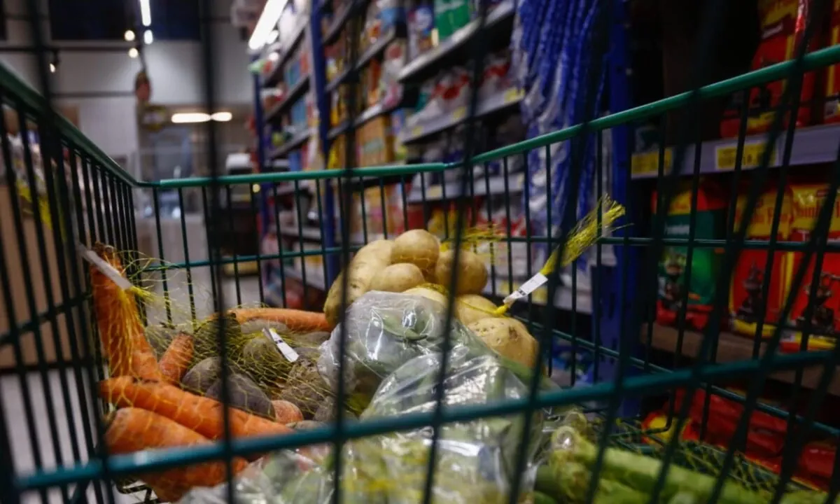 Inflação sobe 0,70% em fevereiro; alta em 12 meses é de 3,81%