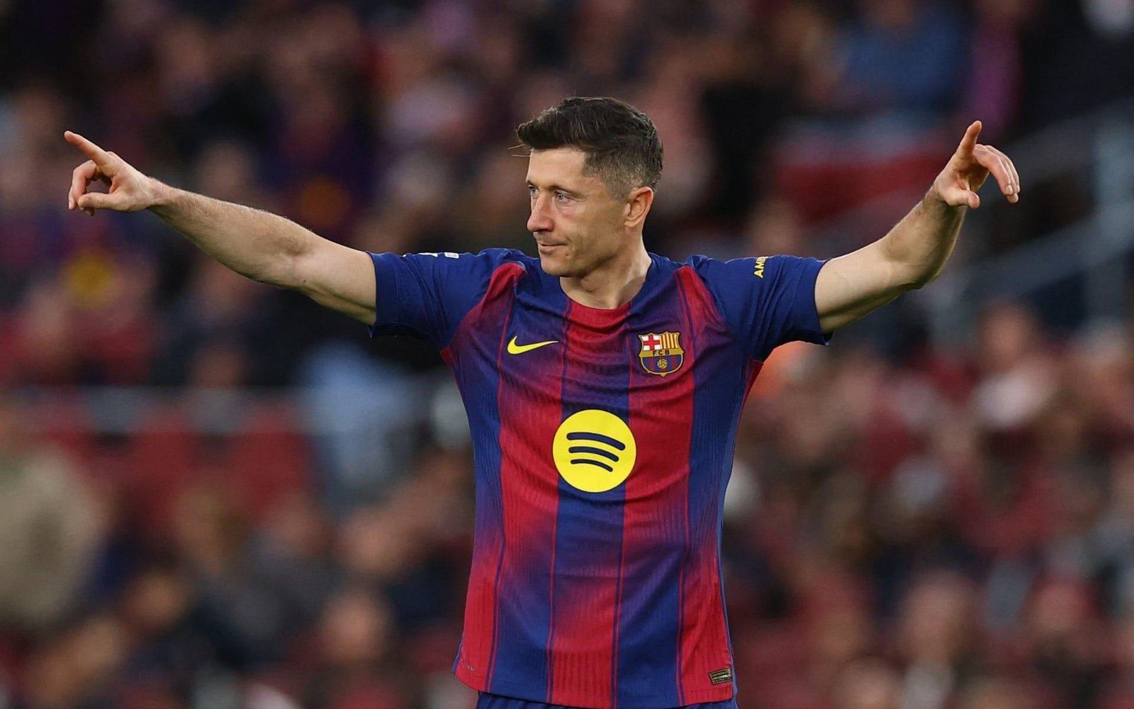 Lewandowski sofre fratura na órbita ocular e desfalca Barcelona; entenda