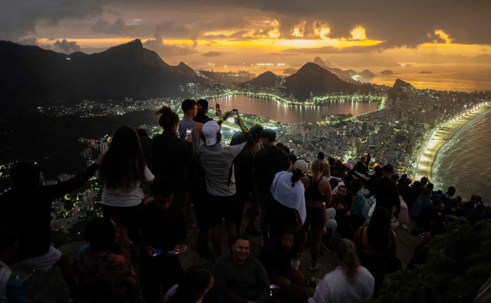 Um dia após visitantes ficarem 'ilhados', topo do Morro Dois Irmãos fica lotado no nascer do sol