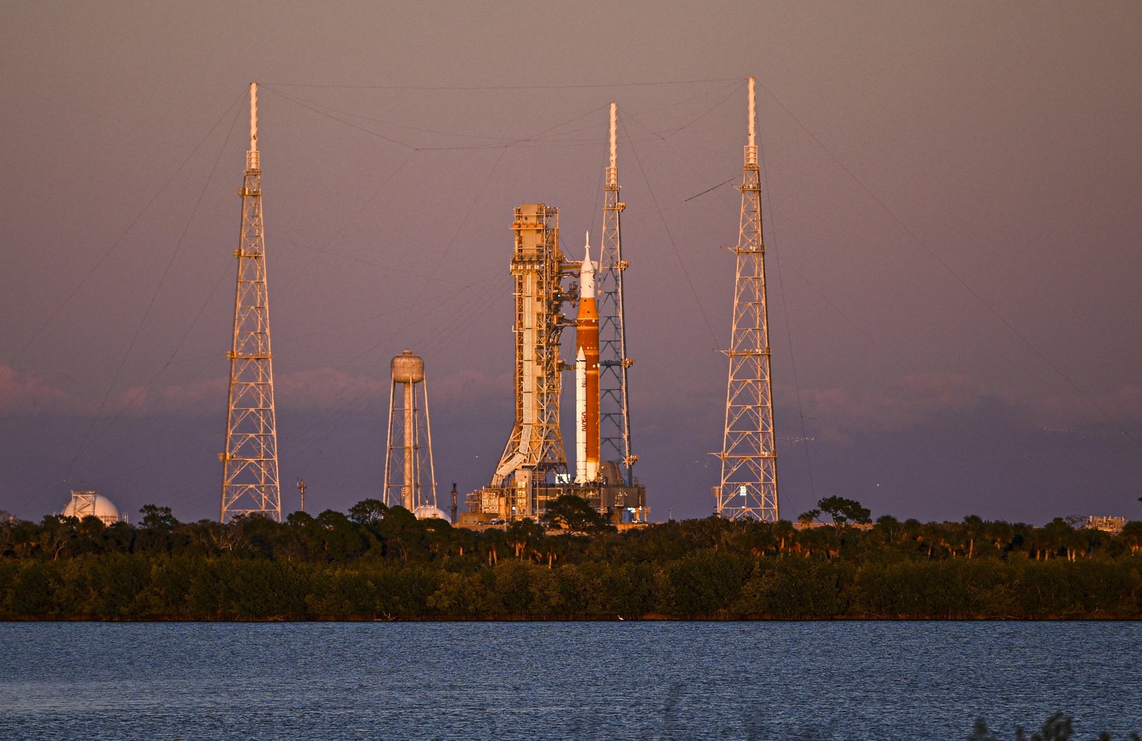 Nasa decide reparar vazamento no foguete Artemis II ainda na plataforma e adia missão à Lua para março