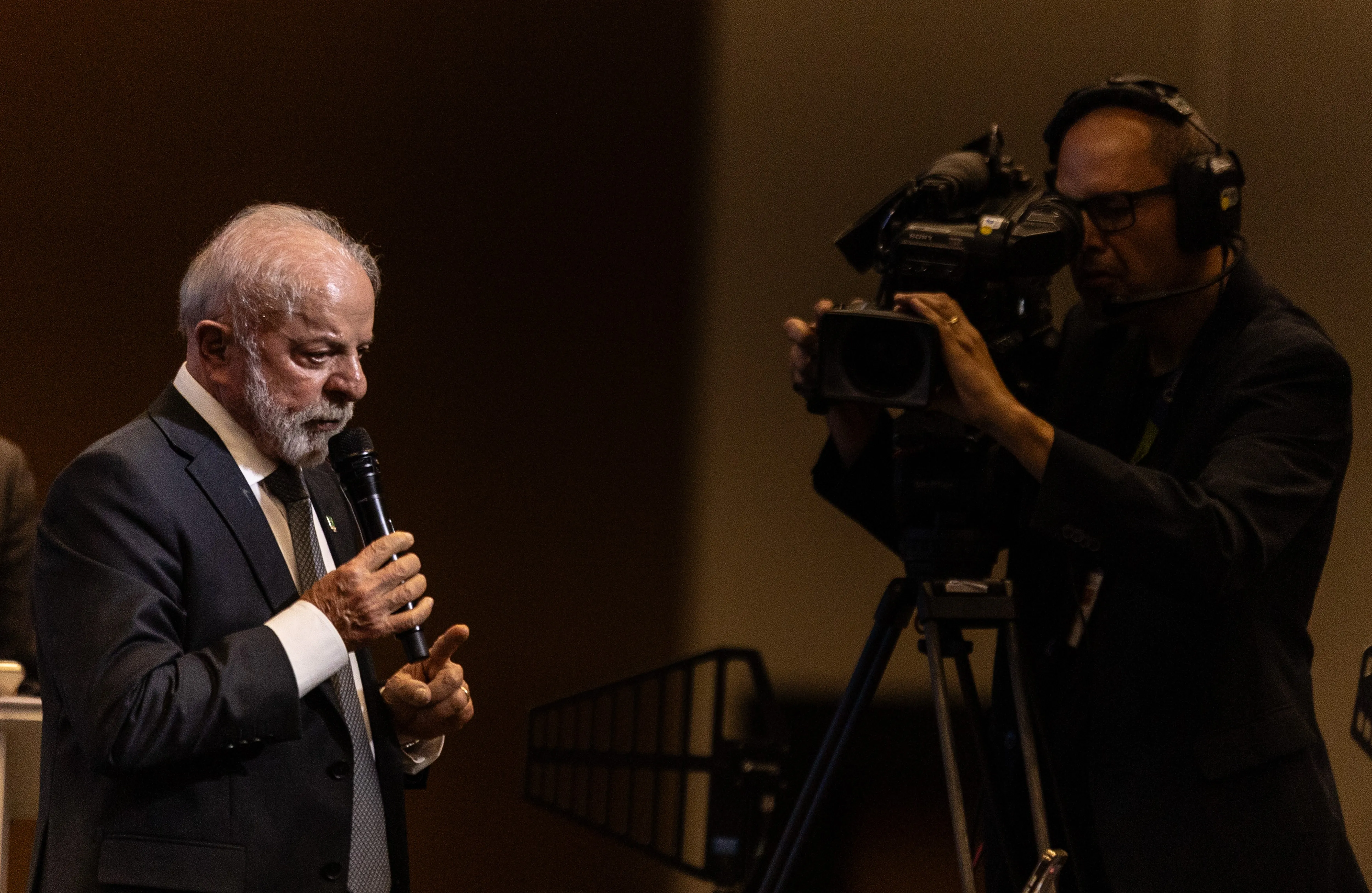 Entorno de Lula vê vácuo no centro após desistência de Ratinho e aposta em embate de governador e Flávio no Paraná