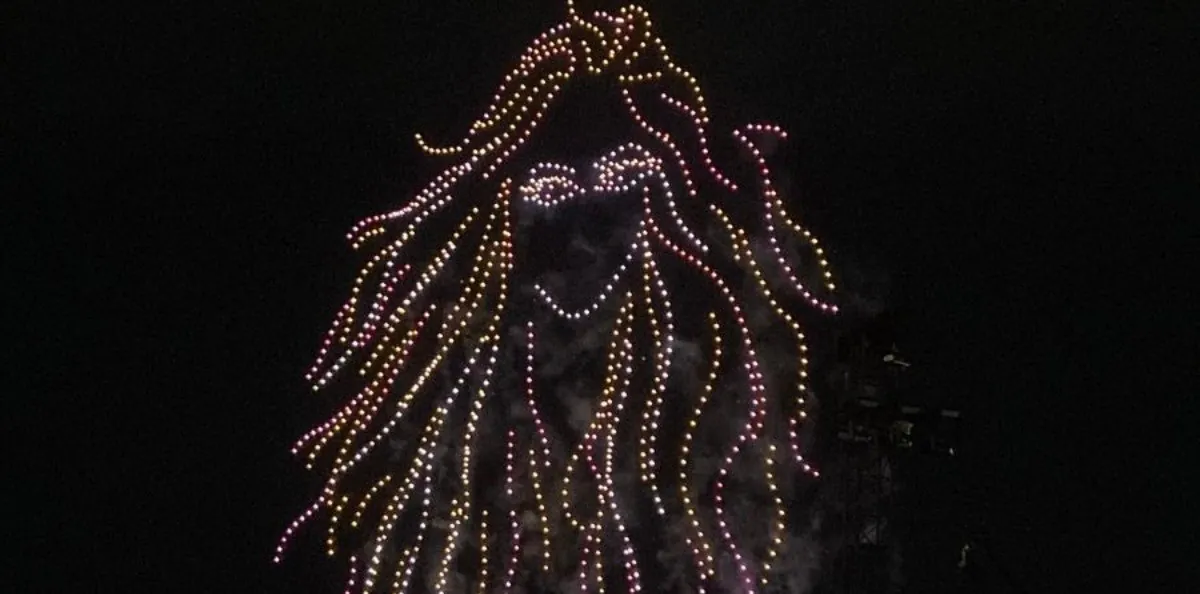 Lobo, olhos piscando e 'Te amo Brasil': Show de drones encanta público antes de apresentação de Shakira