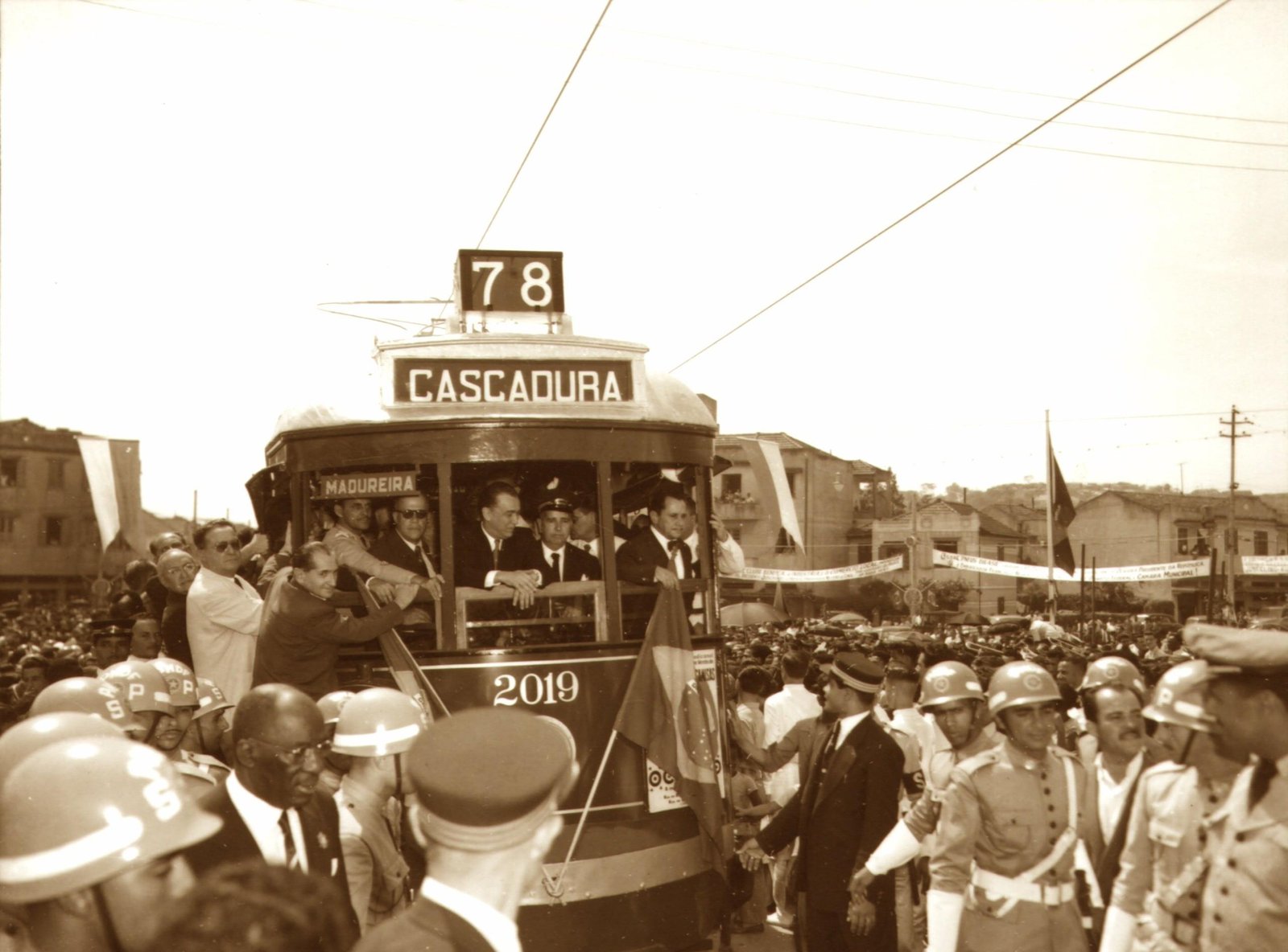 O brilho que redesenhou o Rio: imagens raras revelam a revolução da eletricidade na cidade em exposição virtual