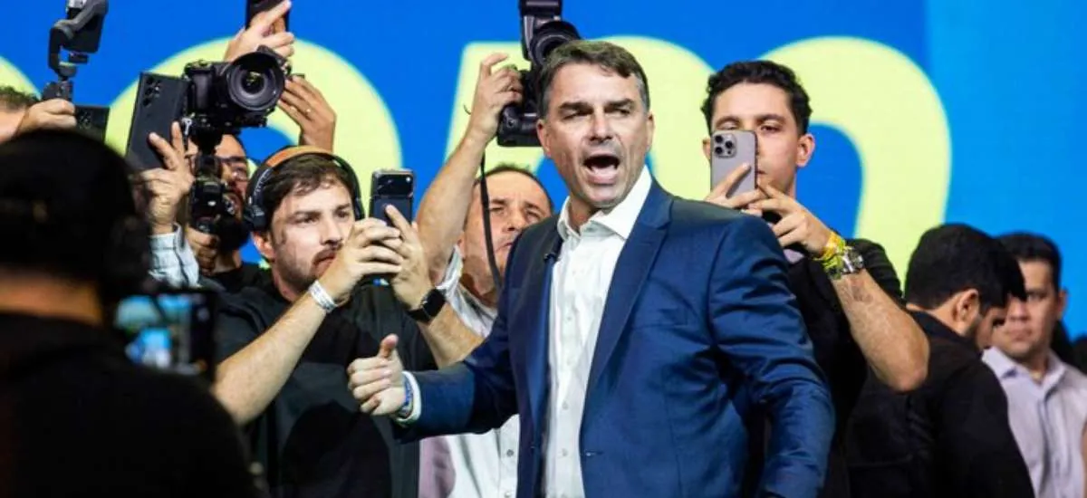 PL lança Flávio ao Planalto com IA de Bolsonaro para declarar apoio ao filho e vídeo de Michelle