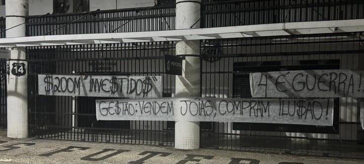 Torcedores do Santos protestam com faixas na Vila Belmiro e no CT