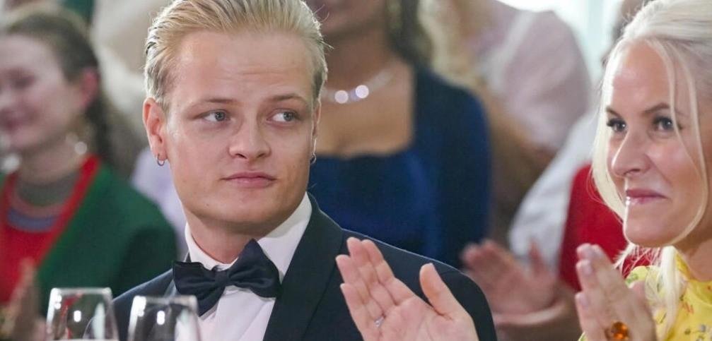 Acusado de estupro e preso por suspeita de agressão e ameaças, filho da princesa herdeira da Noruega começa a ser julgado em Oslo