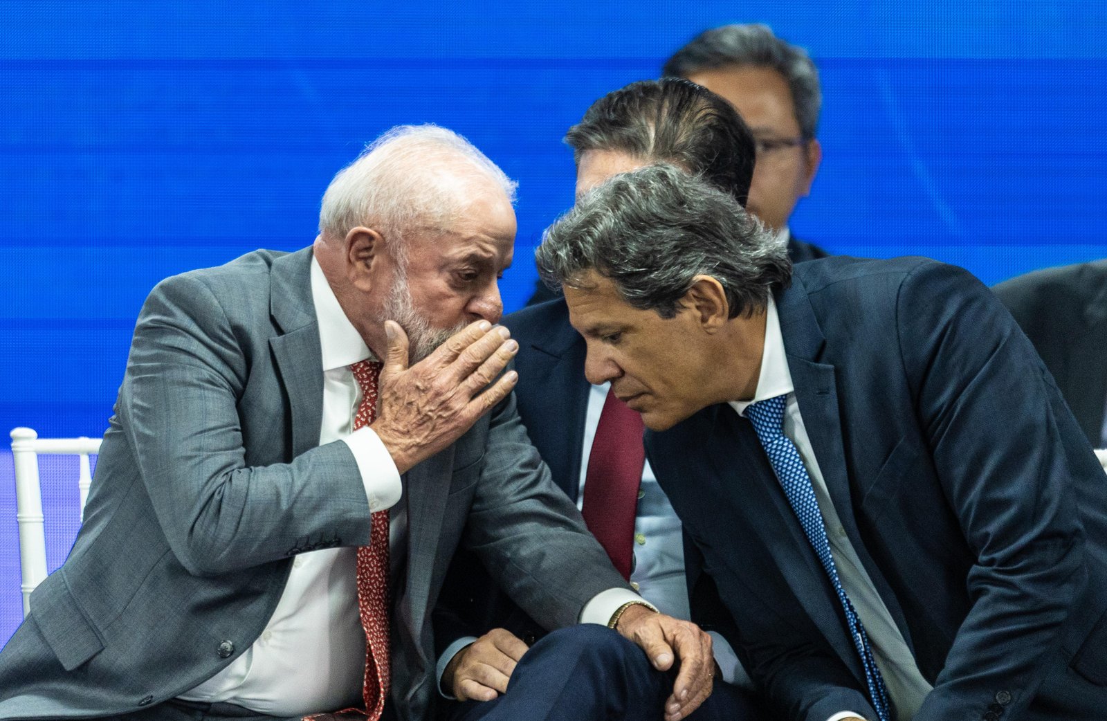 Lula reforça articulação por palanques em São Paulo e Minas, e Bolsonaro usa visitas na Papudinha para definir alianças de Flávio