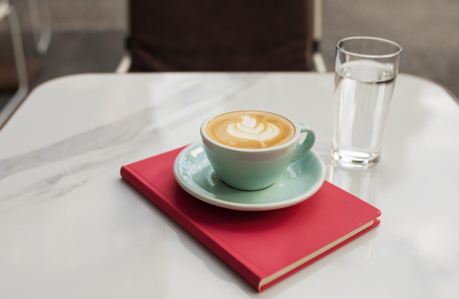 Café ou água ao acordar: qual é a melhor opção para controlar o açúcar no sangue?