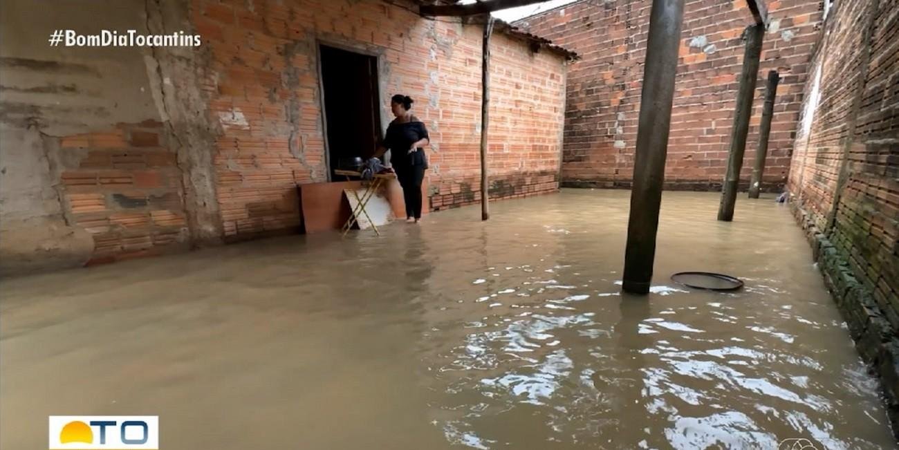Temporal faz córrego transbordar e alaga casas em Gurupi | G1