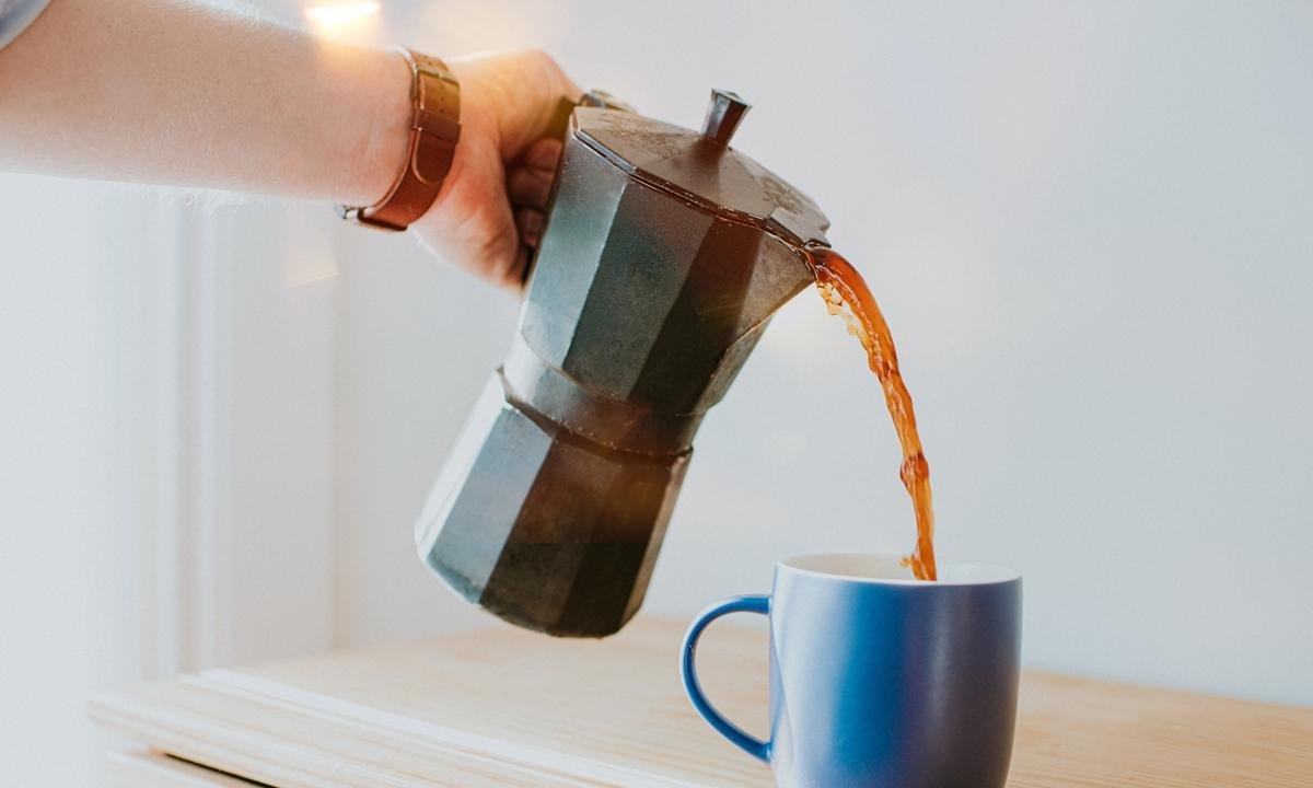 Café requentado faz mal? Veja se isso pode causar azia e refluxo