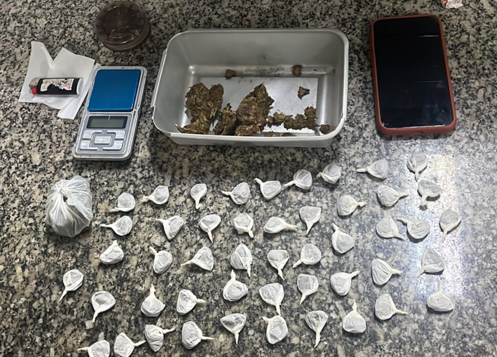 Jovem é preso e mãe é conduzida à delegacia após apreensão de drogas | G1