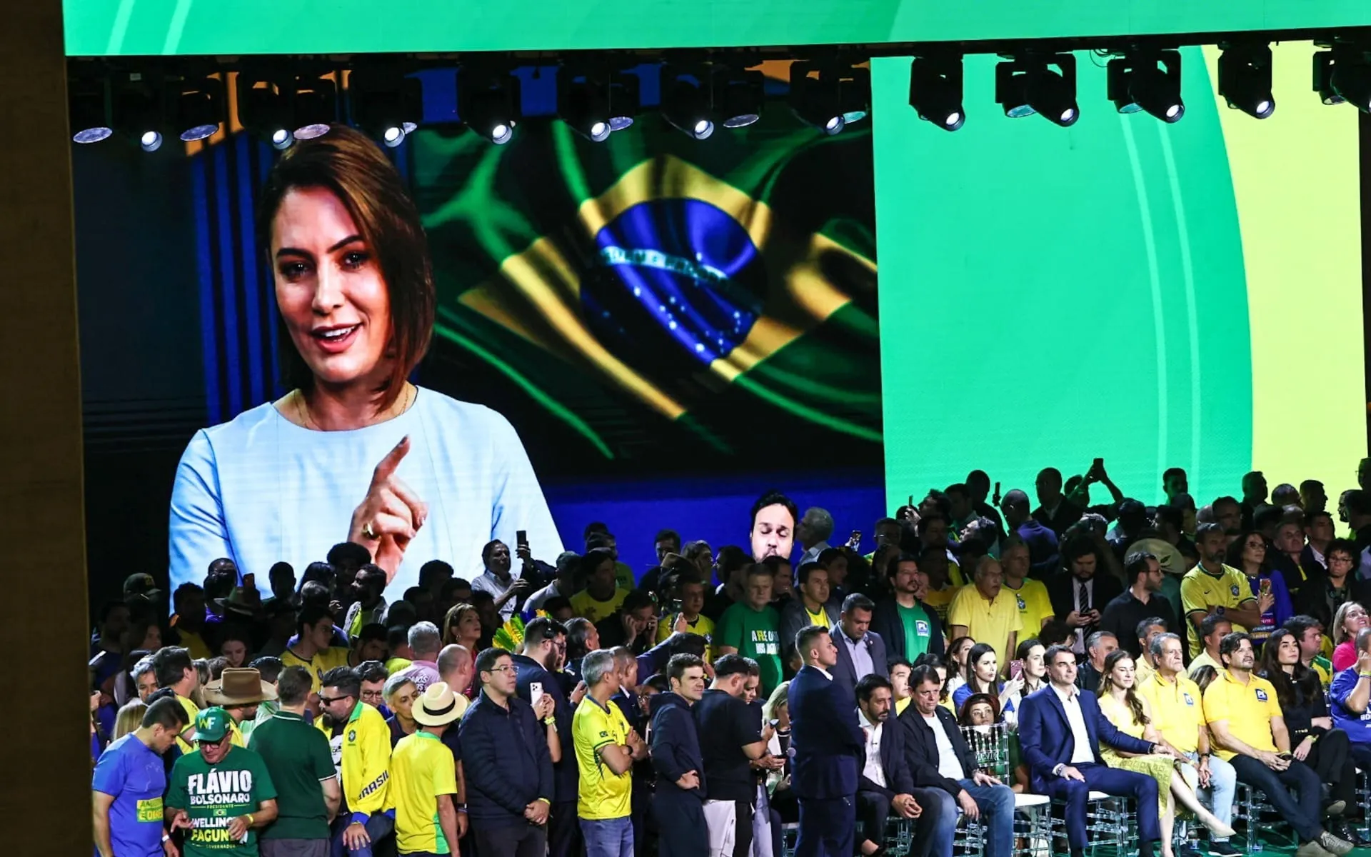 Michelle pede virada com voto feminino e cita Flávio só 1 vez em discurso
