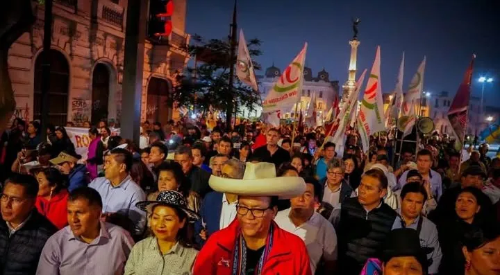 Sánchez lidera protestos e contesta vitória de Fujimori