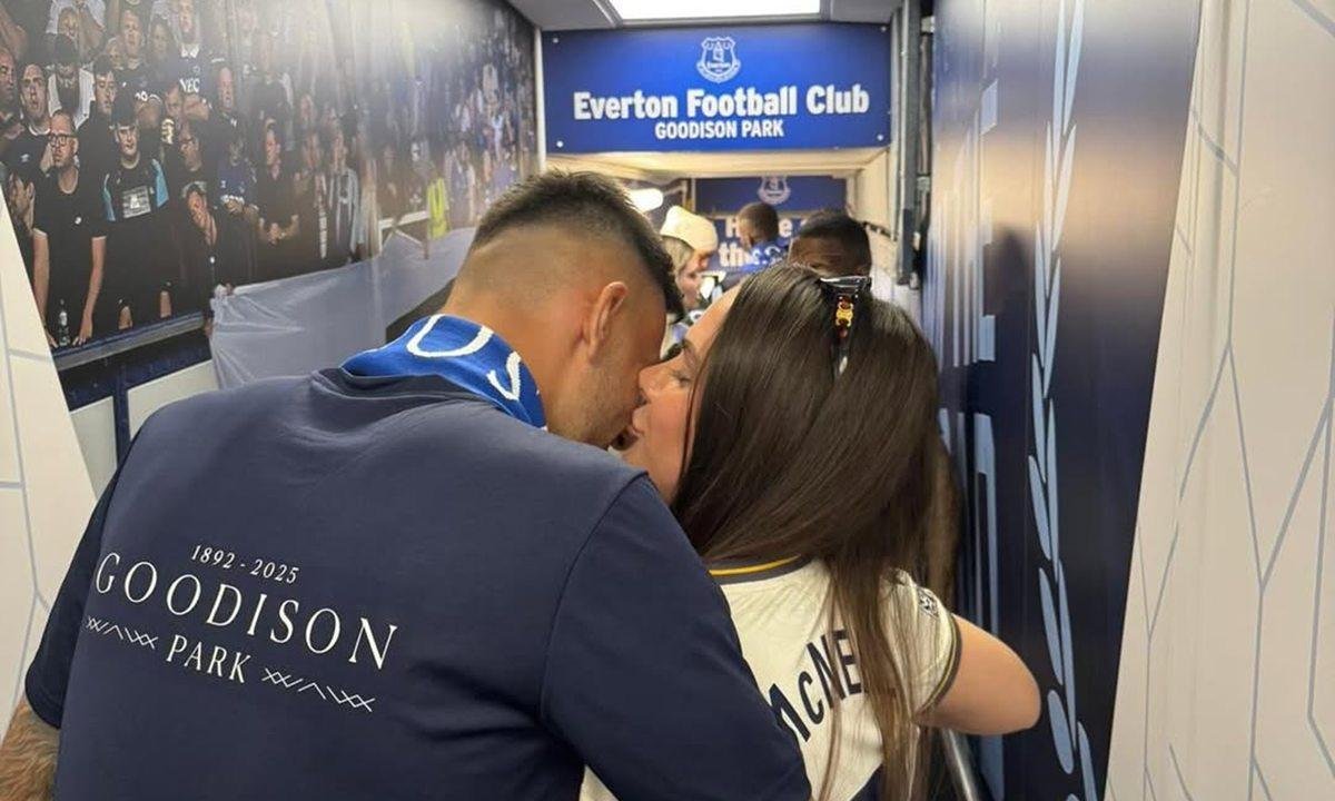 Namorada de atacante inglês desabafa após fracasso de transferência