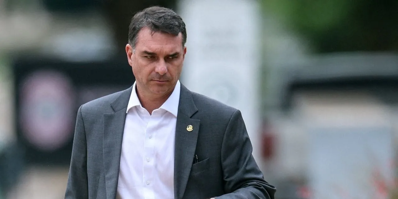 Flávio diz que Bolsonaro está com "aparência abatida e voz enfraquecida"