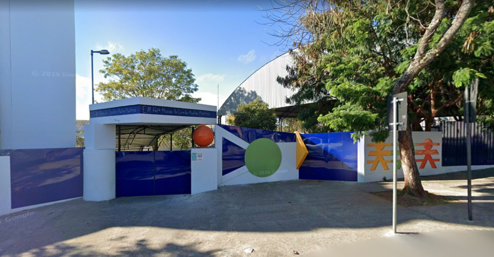 Pais fazem força tarefa para cortar mato alto em escola e denunciam abandono do prédio em Sorocaba: 'Medo pelas crianças' | G1