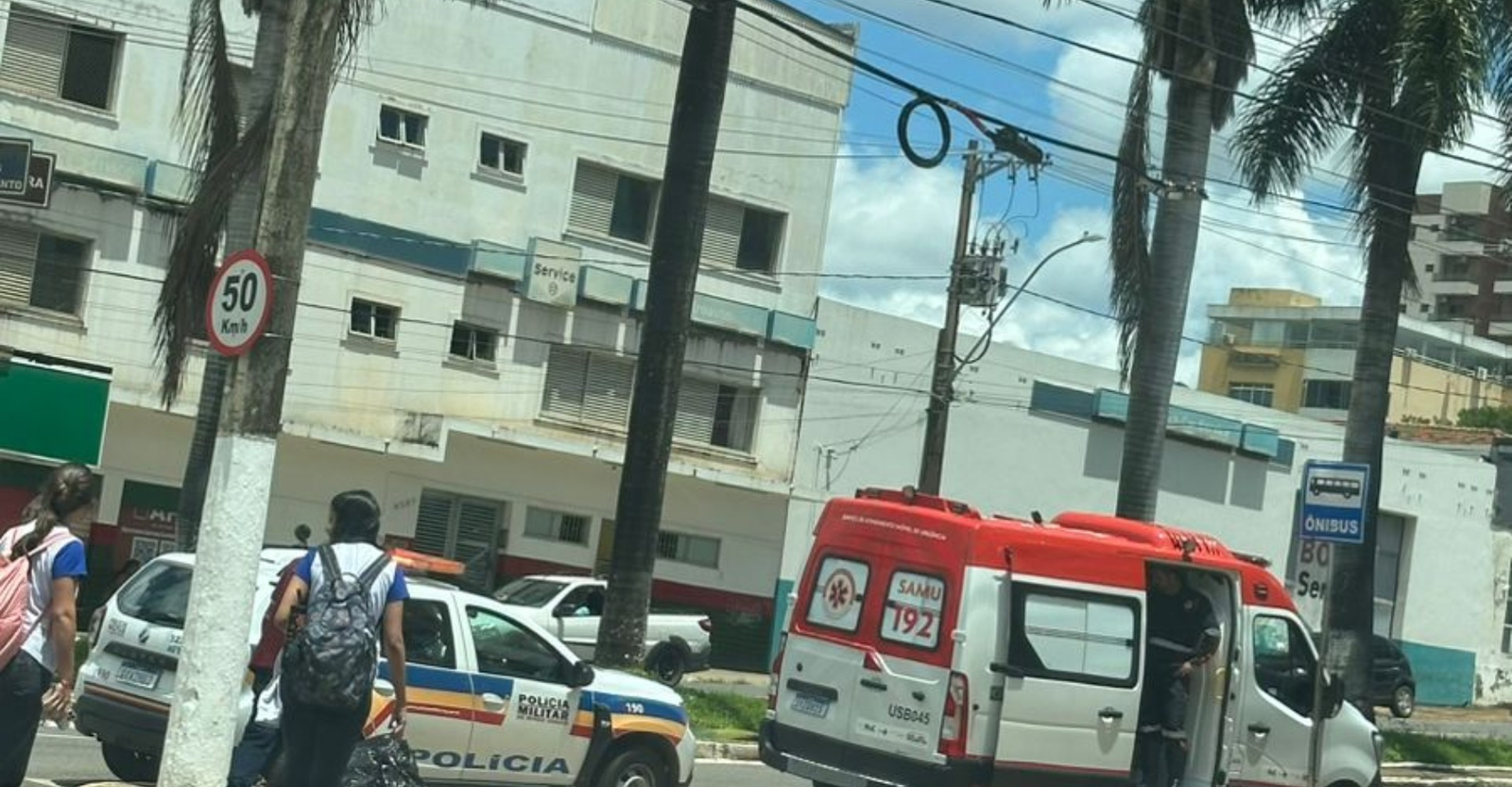 Recém-nascida fica presa em carro por uma hora em Patrocínio | G1