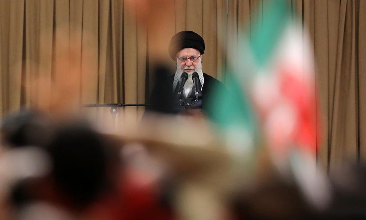Irã confirma a morte de Ali Khamenei após ataques