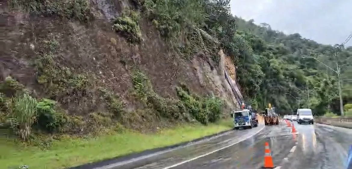 Serra Antiga da Tamoios é liberada após deslizamento de terra