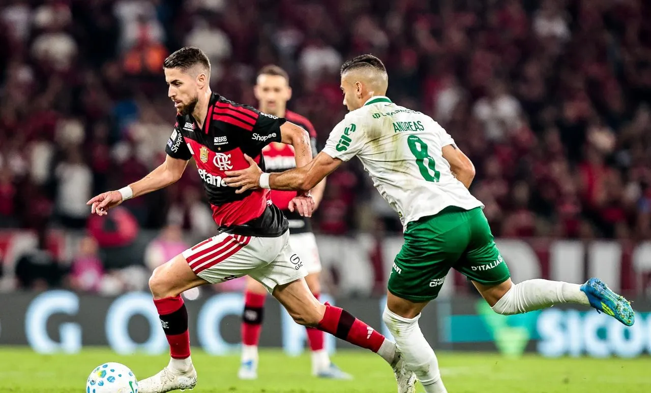 Flamengo sofre com expulsão de Carrascal e perde para o Palmeiras na briga pela liderança do Brasileirão