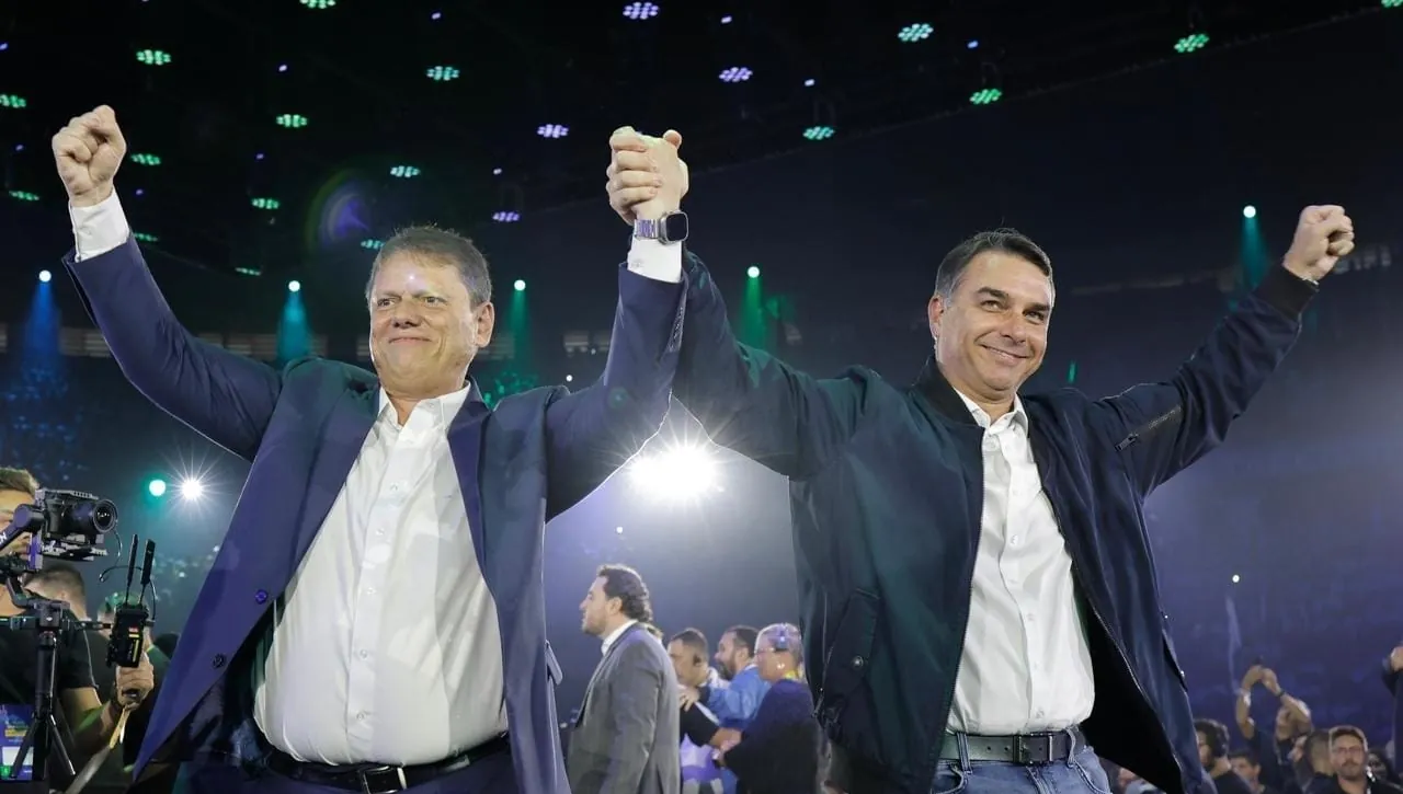 Ao lado de Flávio, Tarcísio lança candidatura à reeleição em SP
