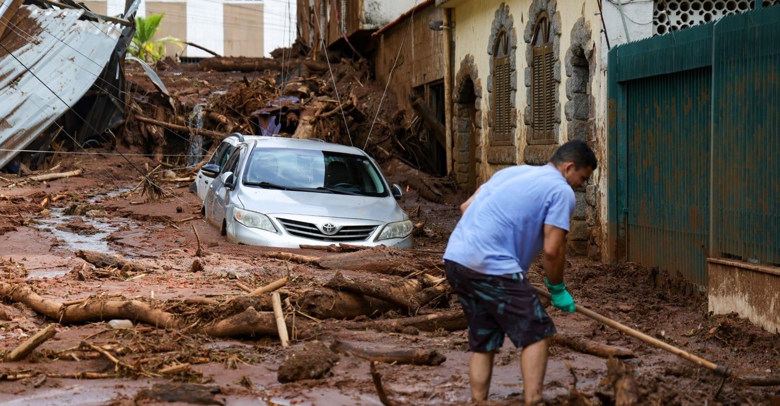Voluntários ajudam a limpar casas atingidas pelas chuvas em Juiz de Fora