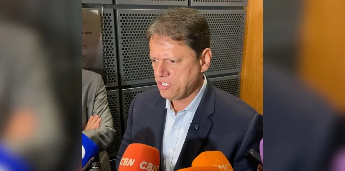 Flávio “conseguiu encurralar” Lula em debate da “Band”, diz Tarcísio
