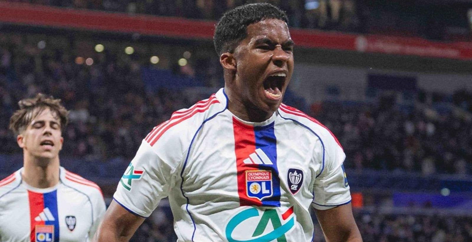 Após expulsão, Endrick volta ao Lyon contra Strausbourg; veja onde assistir