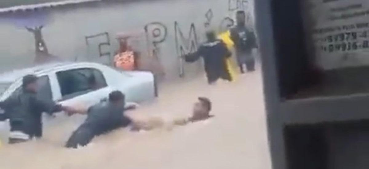 Vídeo: corrente humana salva homem de enxurrada em Paraty, no Rio de Janeiro